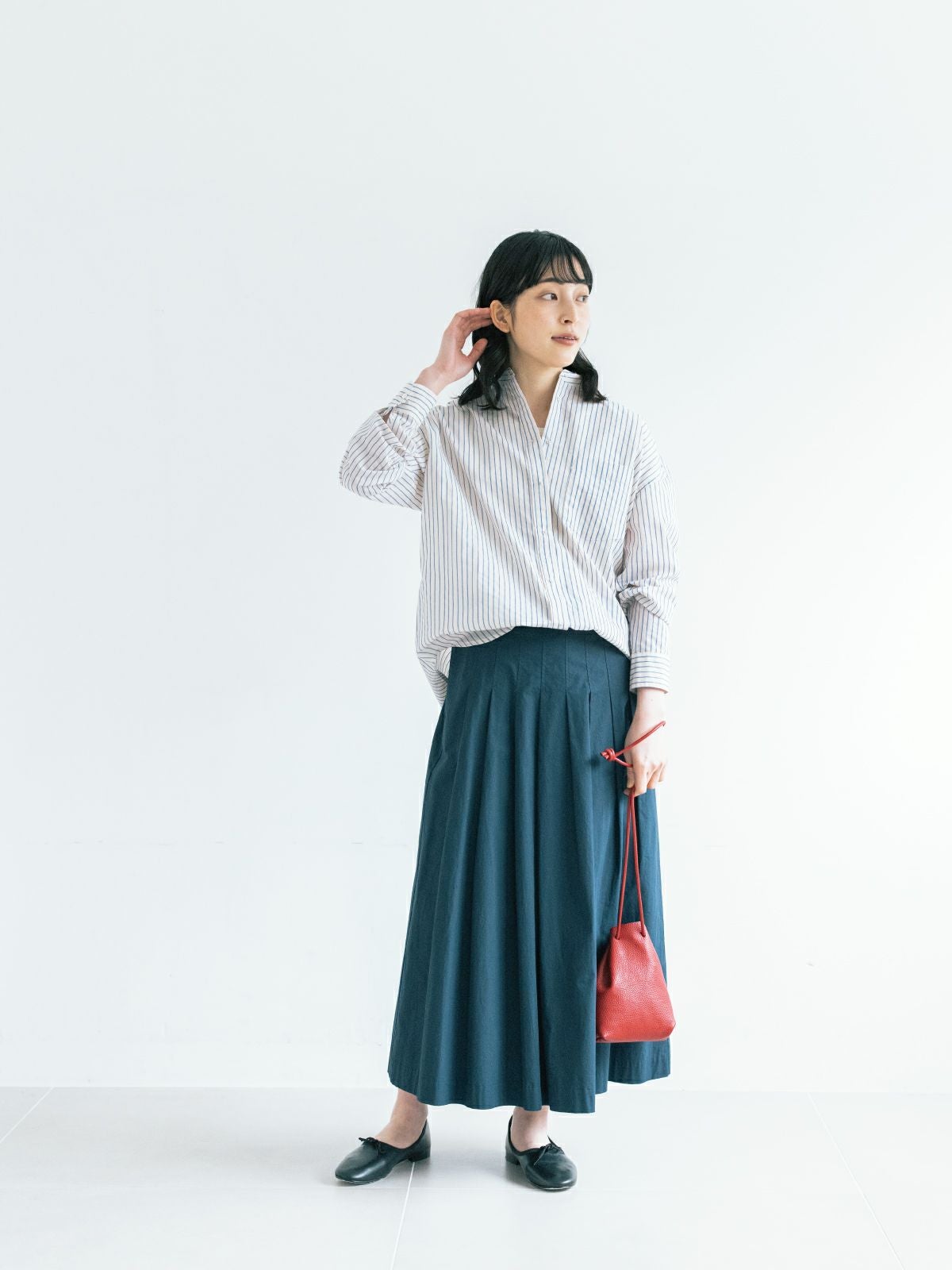 ブルー、オフホワイト ラスト1点】【朝日新聞掲載】バンドカラー 刺繍