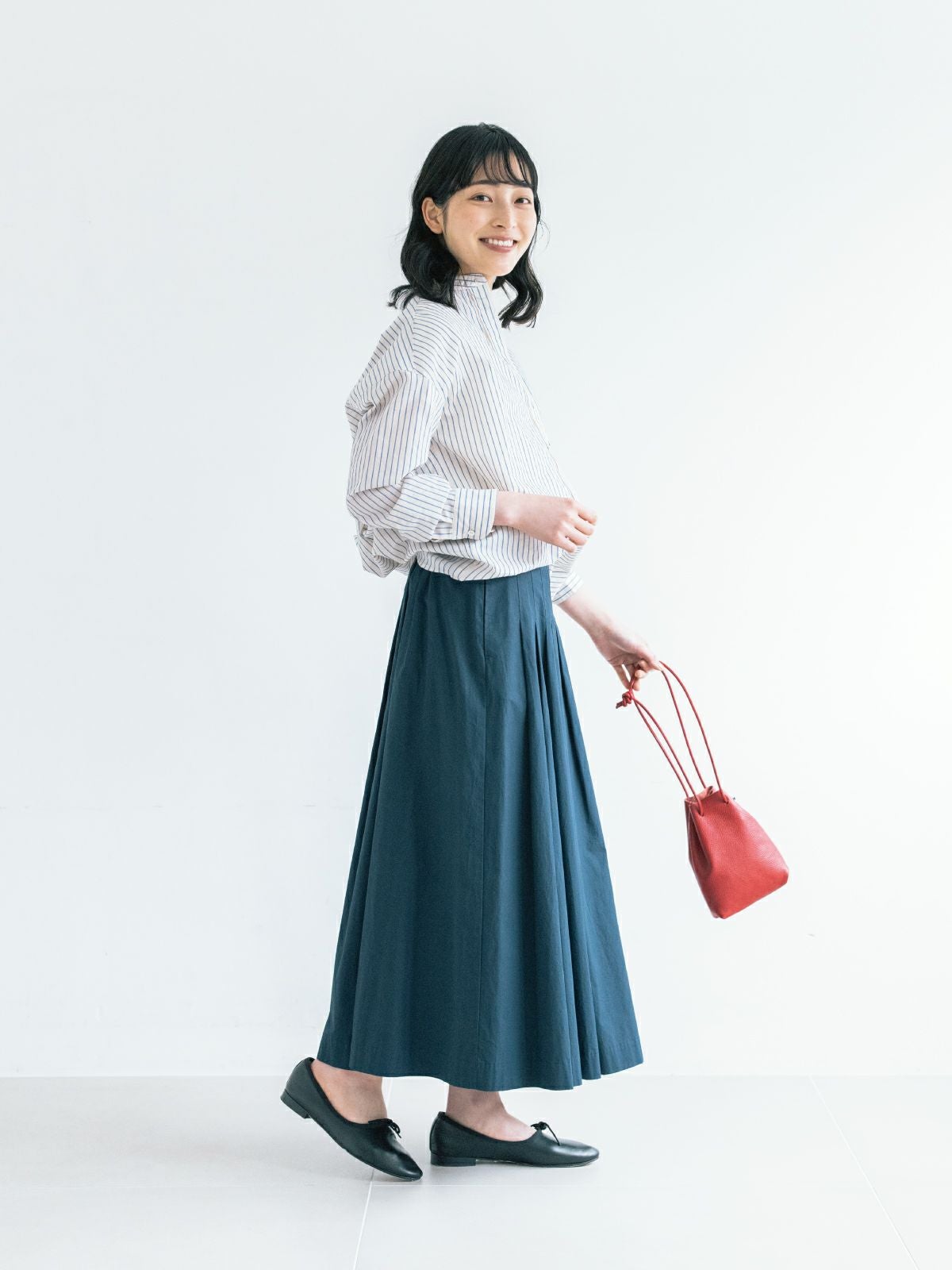 ブルー、オフホワイト ラスト1点】【朝日新聞掲載】バンドカラー 刺繍