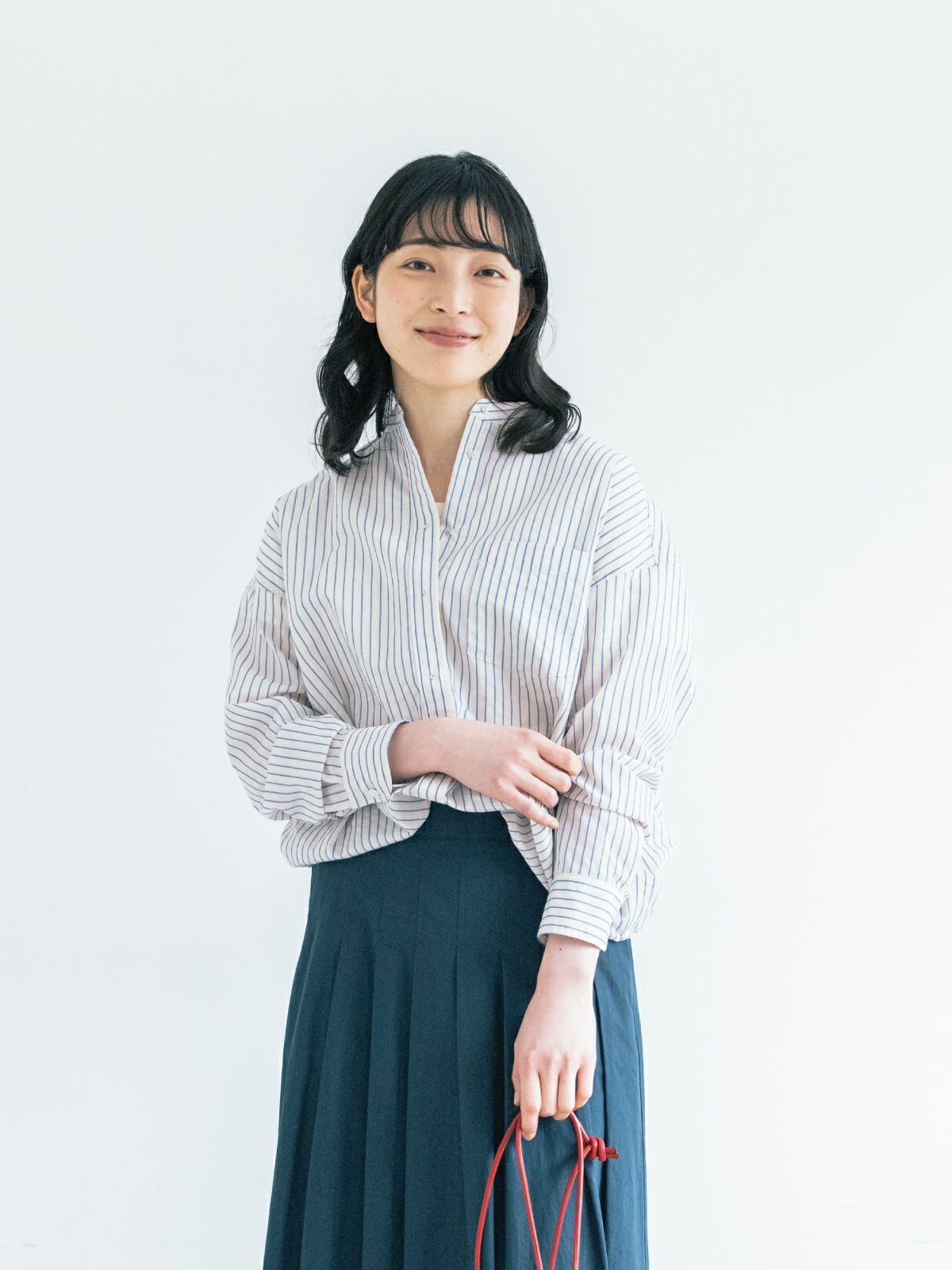 ブルー、オフホワイト ラスト1点】【朝日新聞掲載】バンドカラー 刺繍