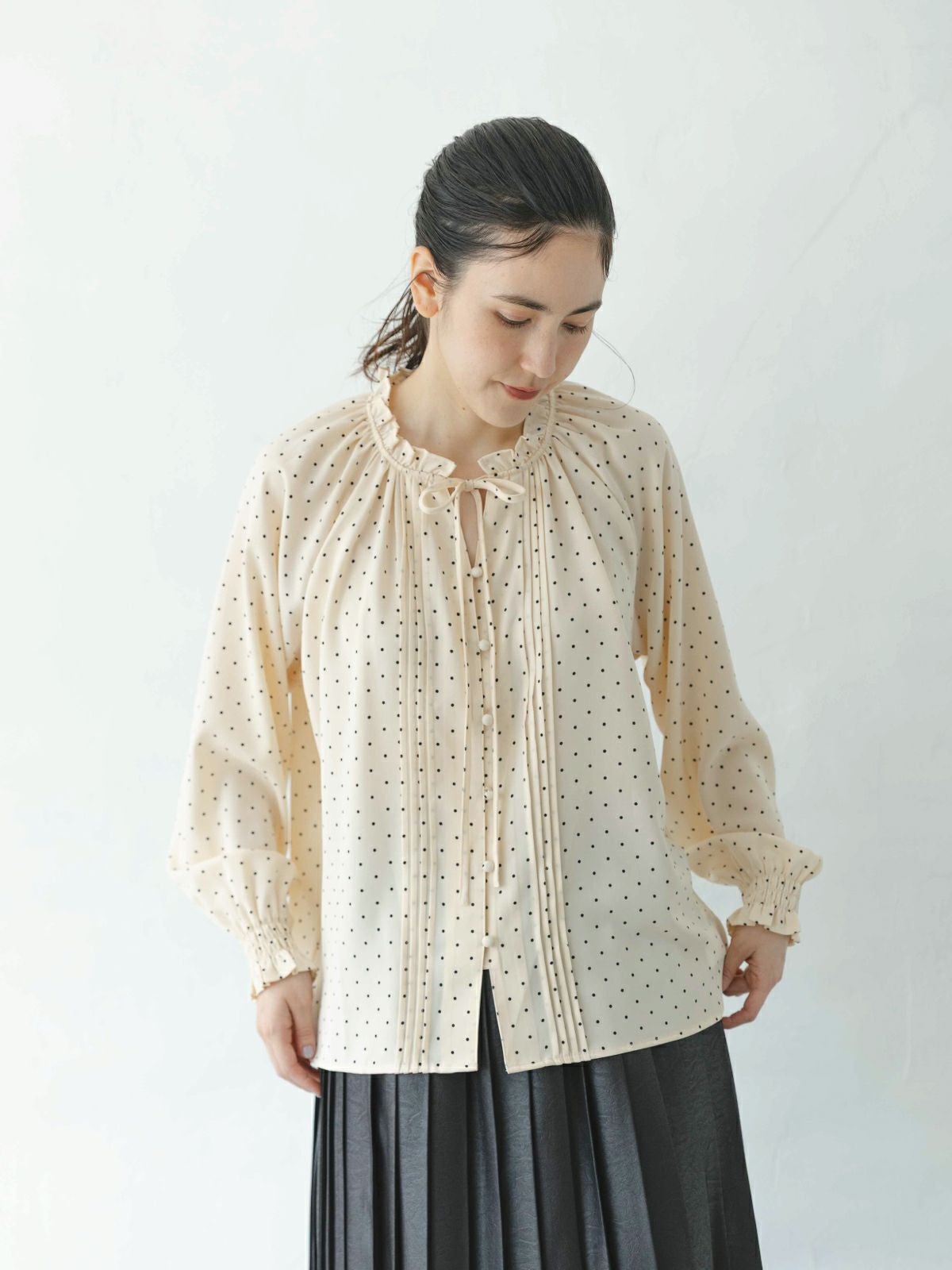 オフホワイト、ベージュ 1点】DOTフリルカラーブラウス sosotto