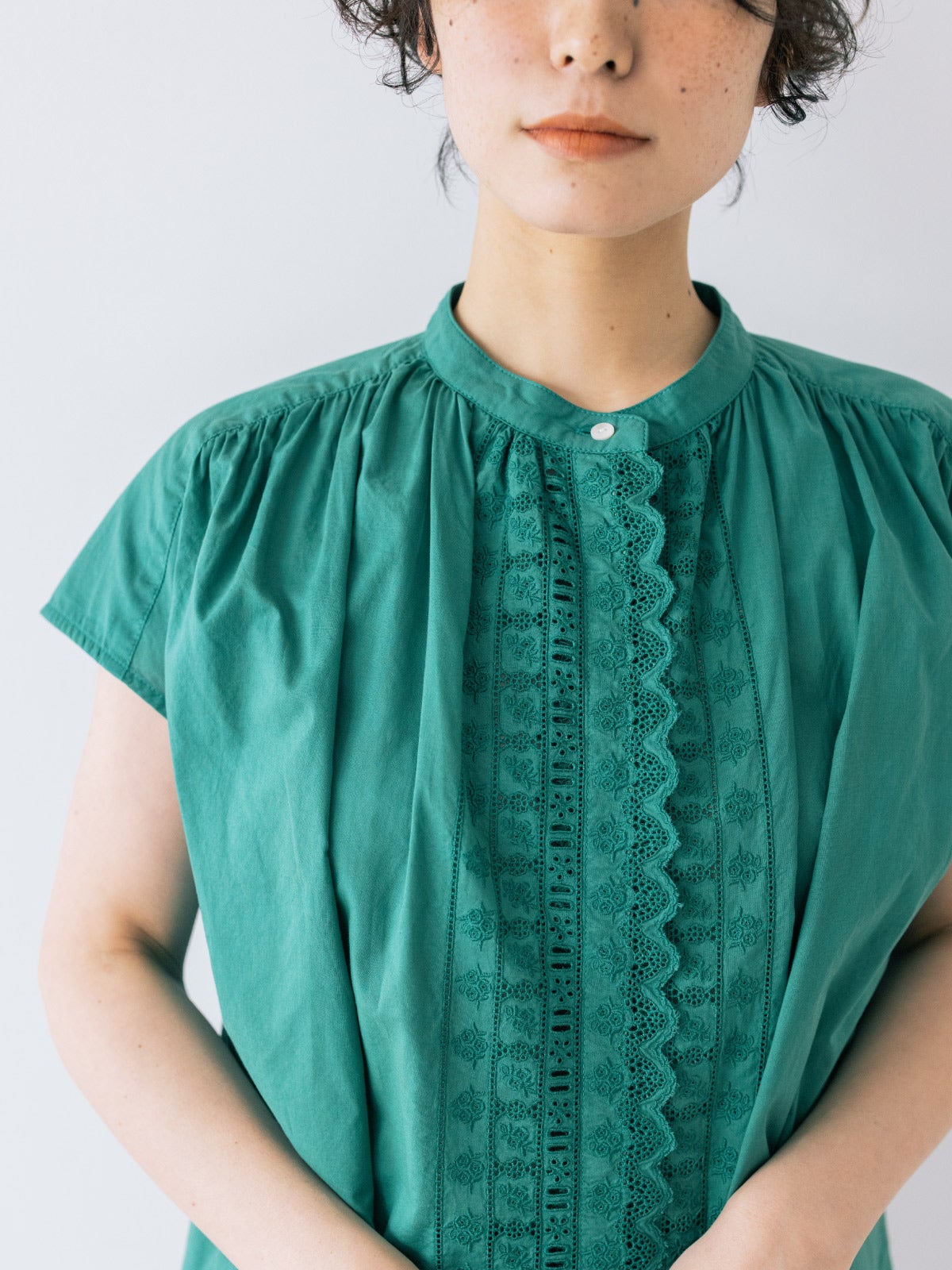 希少なヴィンテージレースをもとに仕立てた、夏の主役。| Embroidered