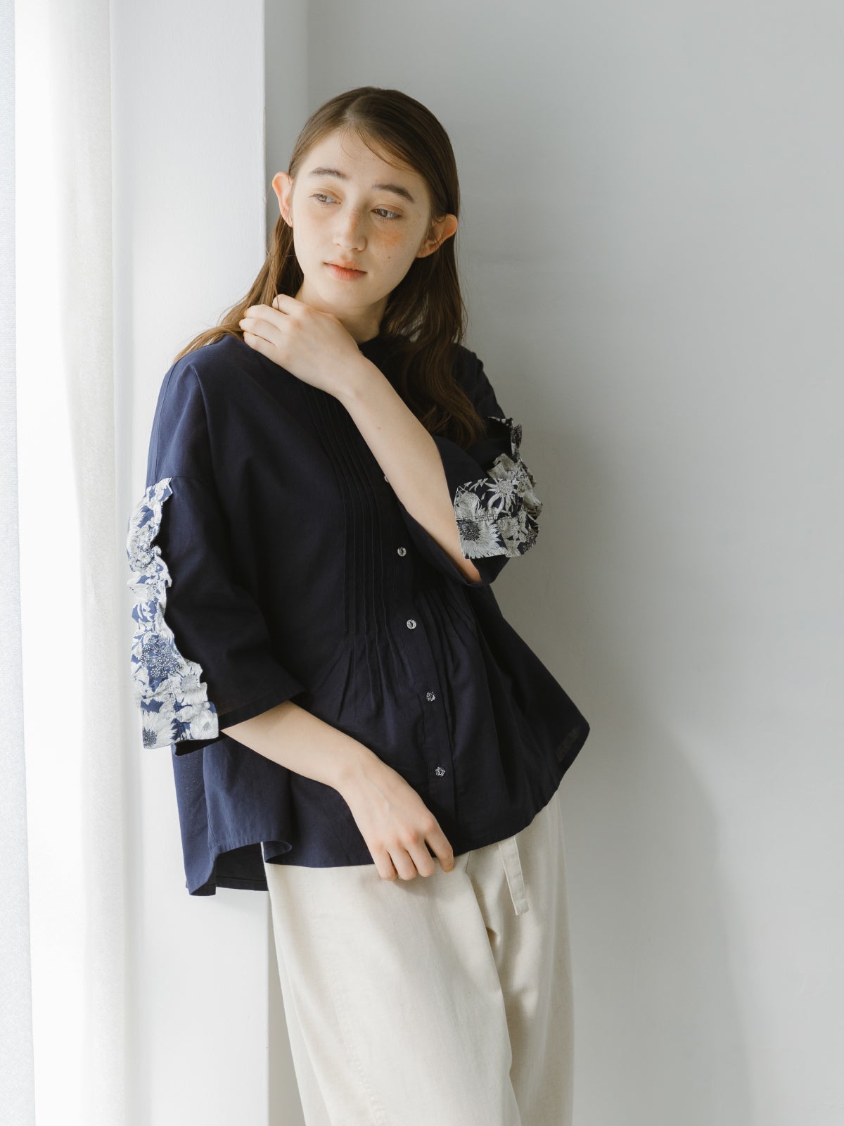 綿麻+LIBERTYコードフリル付きピンタックブラウス6分袖 sosotto